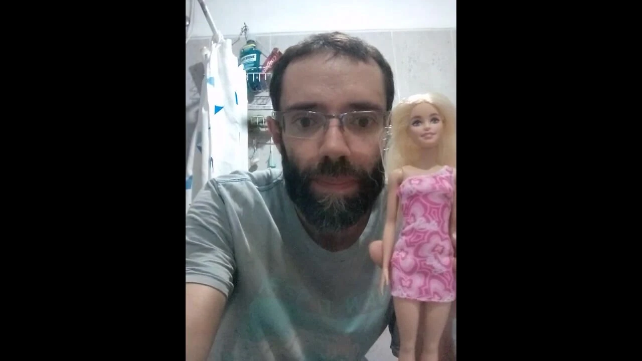 Büyük memeli bebeğiyle banyoda