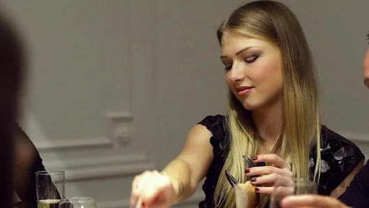 Eş değiştirme yemek masasının altında