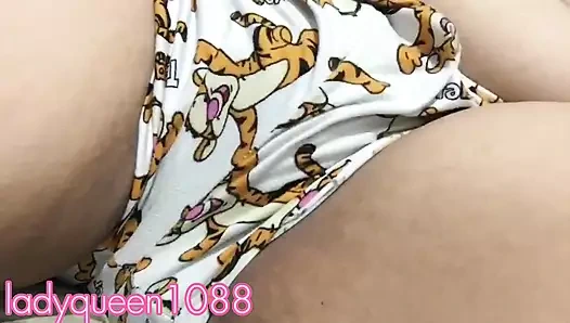 Filipinli genç kız tek başına parmakla sikiyor