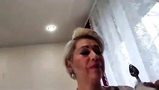 Güzel olgun evli Moskovalı bayanın en seksi kaygan amıyla sert oyunlar.!. ))