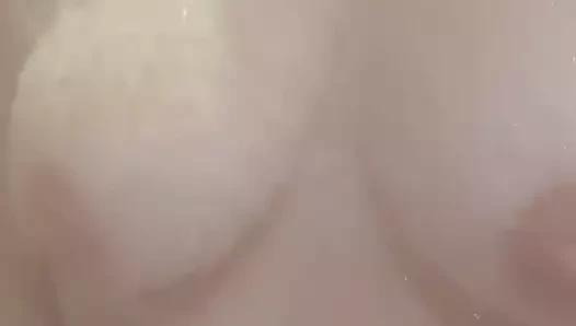 Duş zamanı - göğüsler!