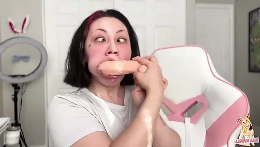 Dildo gırtlağına kadar sikiş