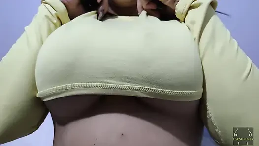 İri göğüslü orta yaşlı seksi kadın onu sikmek niyetiyle 70 yaşındaki üvey babasına büyük götünü, büyük amını ve göğüslerini gösteriyor.