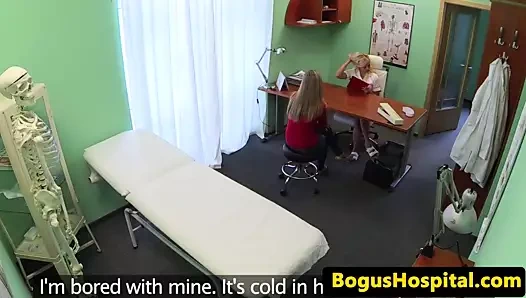 Sarışın lezbiyen hemşire yalıyor hastalar kedi