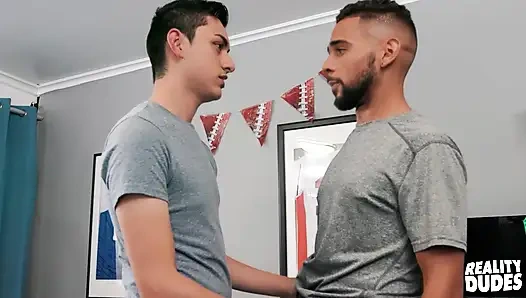 Reality dudes - Chris Manning Ricky Daniels'ın buharlı oda arkadaşı seksi ve kremsi bir sonla rahatlaması için yardımcı oluyor