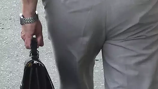 Adamın götü yürüyor.....