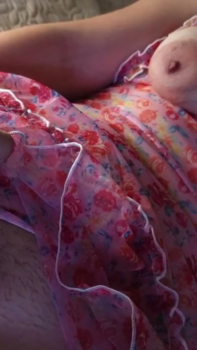 Seksi şeffaf dantelli elbisesini giyerken amını ovuyor ve içine boşalıyor. Orta yaşlı seksi üvey anne yakın çekim dölleme | Klip 1