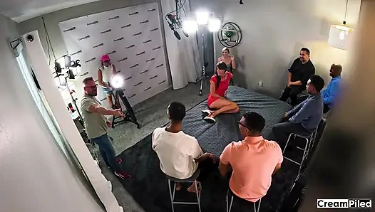 Orta yaşlı seksi ateşli evli kadınla grup seksten önce röportaj