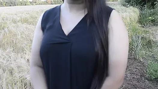 Esmer sürtük para için herkesin içinde sikişiyor ve yarak emiyor