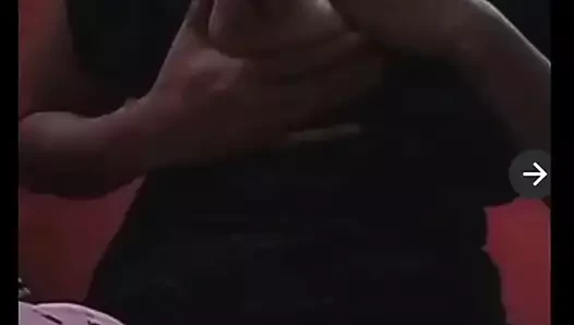 Bangladeşli kız göğüslerini tango üzerinde gösteriyor