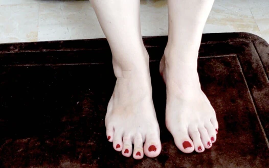 Orta yaşlı seksi kadının ayakları poz verdi