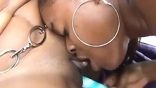 Seksi zenci hatun koyu ıslak amcığını yalıyor