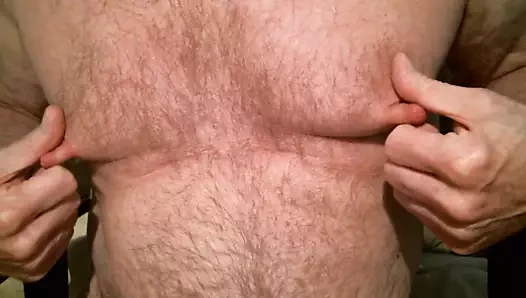 pompalanan meme uçlarım ile oynuyor