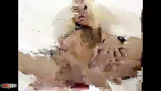 Karina: güzel küçük sarışın Karina kıyafetlerini çıkarıyor