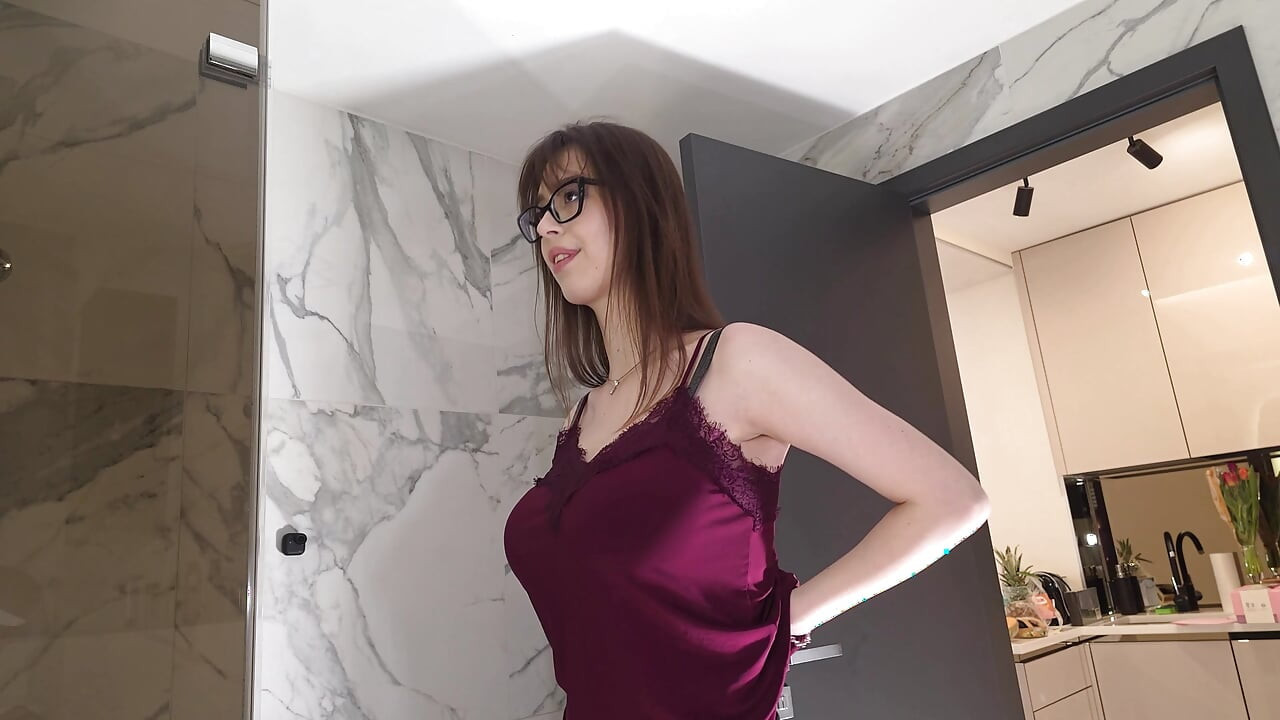 Yeni sekreter uzun boylu seksi azgın esmer bebek banyoda gözlüklü birçok kamera için pozlar