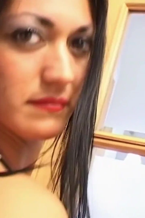 Luna : ateşli esmer luna soyunuyor