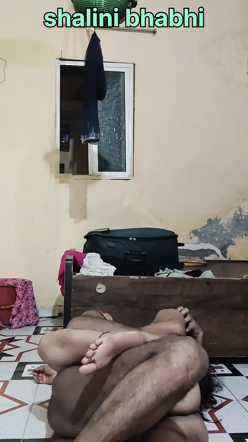 Shalini bhabhi ne padosi ko bulakar apni chut ki chatni chati