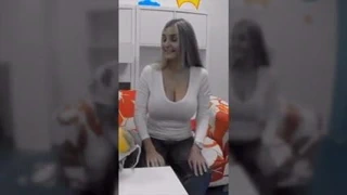 Giyinik göğüsler - sportif kız