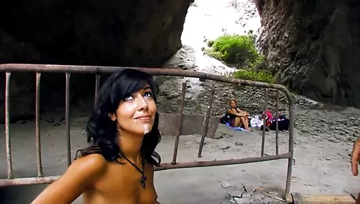 Klitorisli ve sert meme uçlu egzotik kız yabancının yarağını götten alıyor