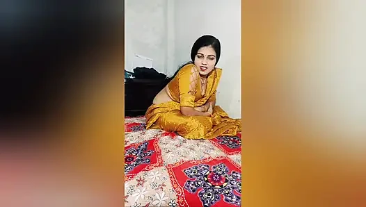 Hintli desi iki arkadaş bir erkekle sert sikişiyor