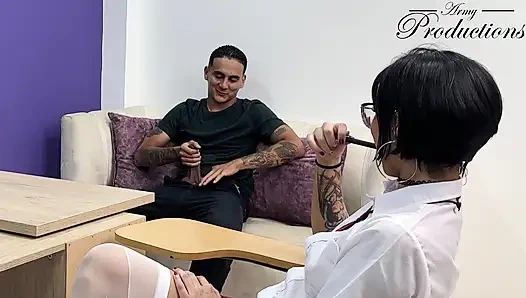 Müdür öğrencileri yakalıyor ve vahşi bir ffm üçlü grup seks için katılıyor