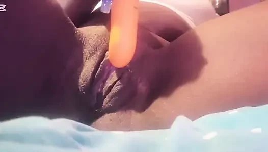 Orta yaşlı seksi kadın mia plajdan dönüyor ve amına mastürbasyon yapıyor.