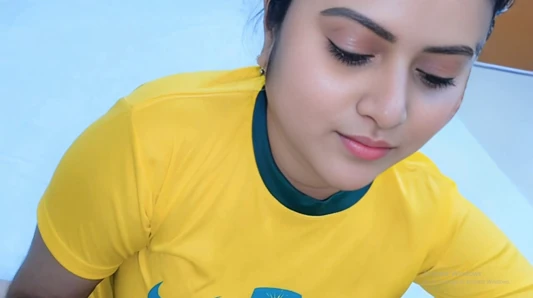 Üvey erkek kardeş bir futbol maçına bahis oynarken güzel üvey kız kardeşini sikiyor. (tam bangla ses)