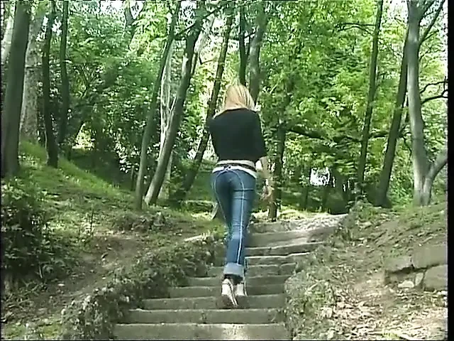 Genç sarışın sürtük parkta güzel bir sakso çekiyor