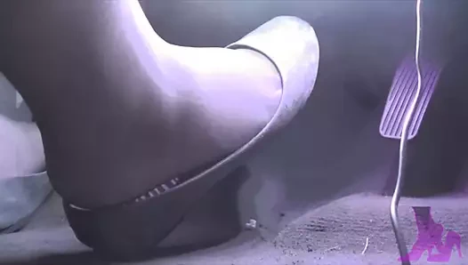 Eşi pedal pompalıyor. dairelerde ve balık ağlarında sürüş