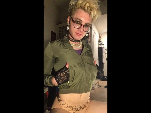 Küçük yaraklı kadın kılıklı ibne jes brinch