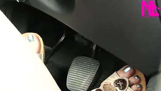 Bej açık ayak toynağı içinde sürüş ve pedal pompalama