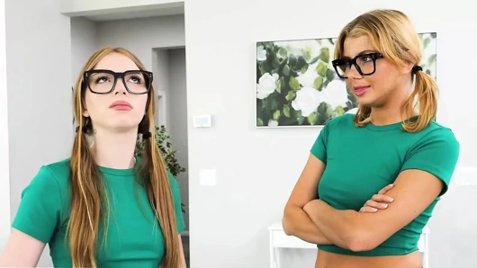 Sevimli kız Myra Joshua'nın yarağını tatmayı hayal ediyor ama üvey kız kardeşi Stella da onu sikmek istiyor