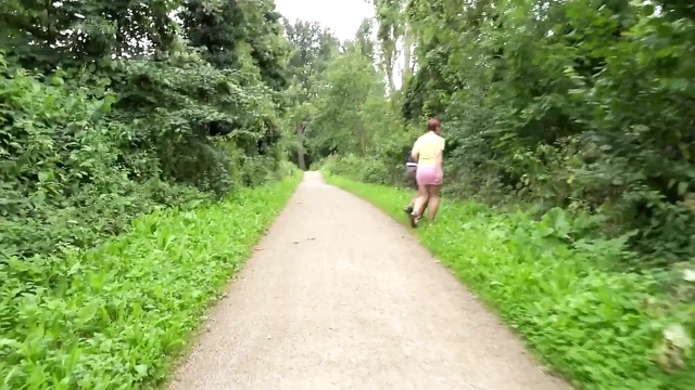 Açık havada üçlü seks, arabada oral ve büyük götlü kızıl saçlı genç piliçle çifte amcık penetrasyon