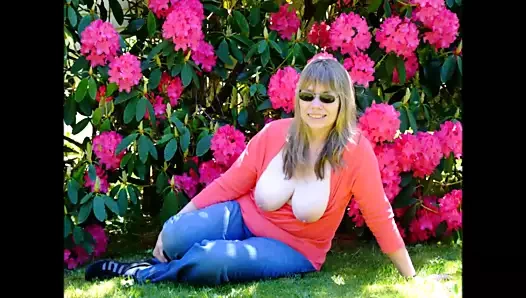 Büyük göğüslü olgun bayan seks sever.