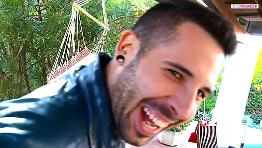 Şişman orta yaşlı seksi kadın yıllar sonra üvey erkek kardeşini görüyor ve onu hemen sikiyor