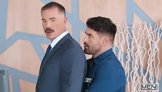 Erkekler - Adam Tyrant güvenlikte beau butler ile el ele tutuşuyor ve onu ofiste sert sikiyor