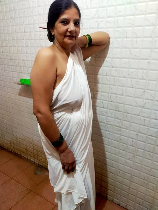 Ateşli yenge duşta.