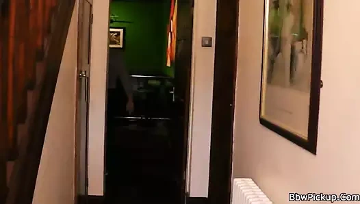 Büyük memeli sarışın bacaklarını masaya yayar