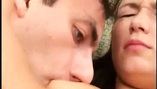 Genç dövmeli civciv anal seks seviyor