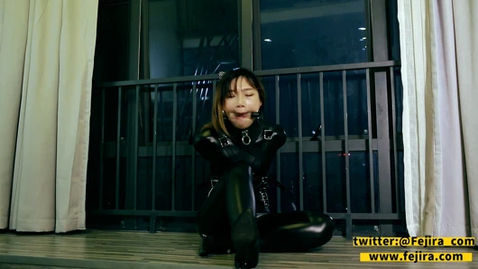 Fejira com maskeyle kilitli derili kız