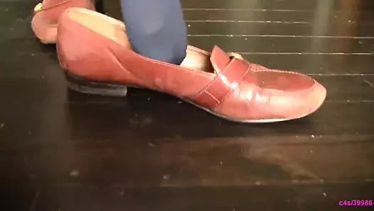 Caroline'ın kahverengi iş mokasenleri