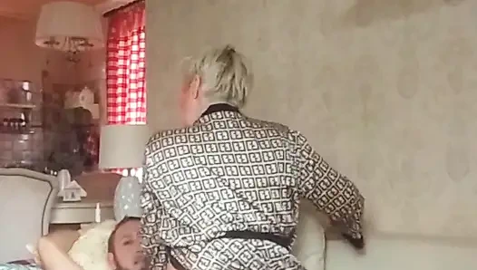 Üvey annem ve ben porno izlemeyi ve seks yapmayı seviyoruz