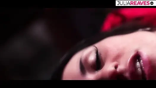 Tıraşlı bayan yandan sikilmeyi seviyor