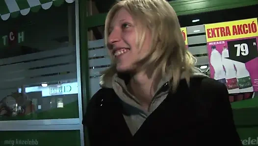 Sarışın piliç her iki delikten de sikiliyor