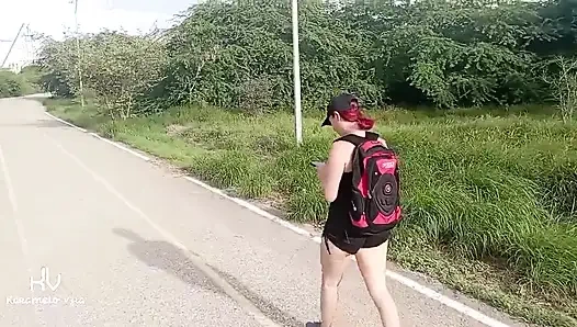 Sapık bana herkesin içinde penisini gösteriyor ve terk edilmiş bir binada denemeye karşı koyamadım