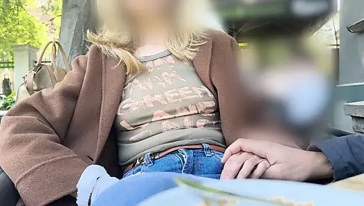 Kocamı törpülü gömlekle azdırıyor oudoor kahve yerinde büyük pirsingli meme uçlarını teşhir ediyor