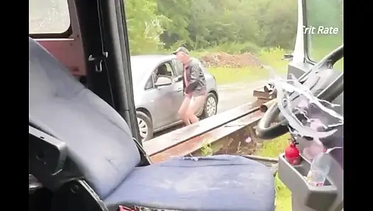 Bir kamyon park yerinde süper büyük bir yarak buluyorum