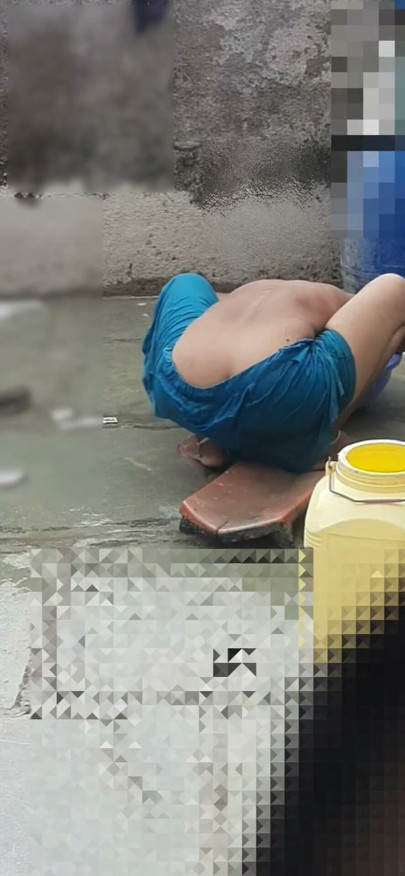Stepaunt'un kız üvey kız kardeşi köyde açıkta banyo yaparken görülüyor bölüm 3 | Klip 1