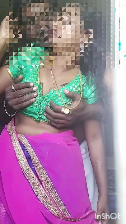 Tamil yarı sari erotik şekilde sarılıyor