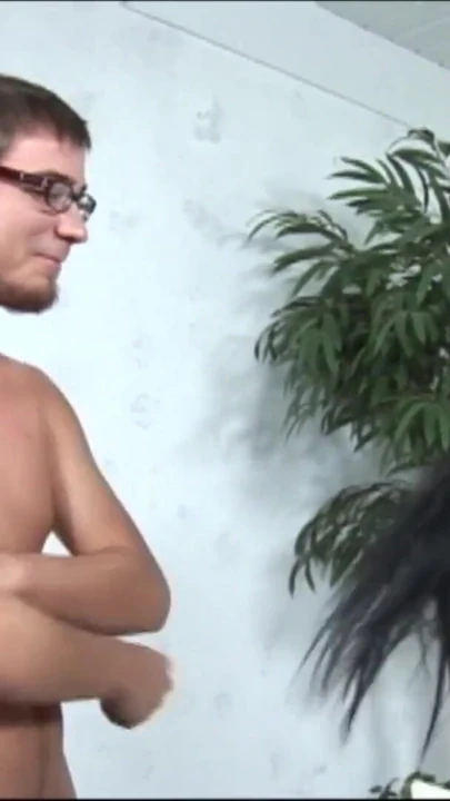 Эмоциональный момент из "Черноволосая латинская шлюшка с маленькими натуральными сиськами снялась на улице"